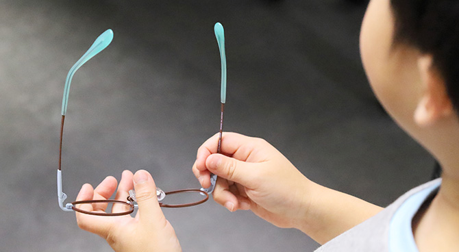 子どもがフレームを手にしている写真